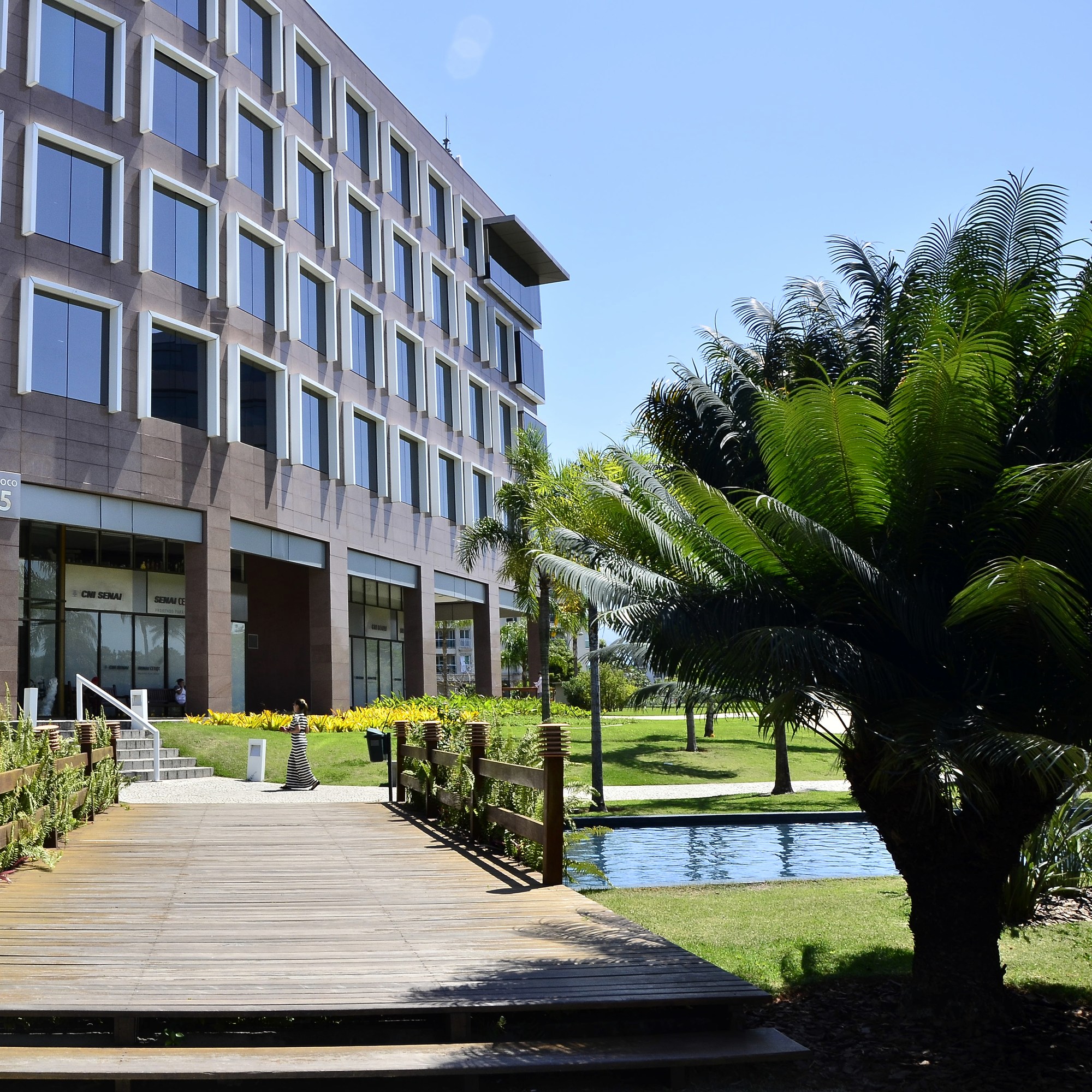 Arquitetura, paisagismo e espelho d'água do CEMHS